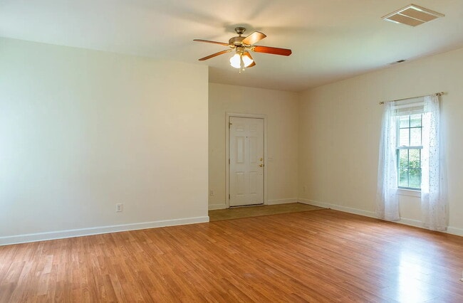 Building Photo - Wonderfully located Wilmington home for Rent