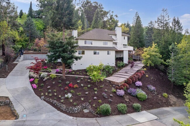 Building Photo - Large Single Family Home
