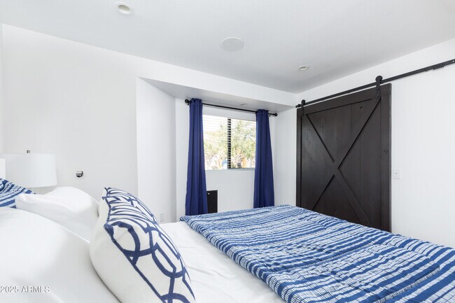 Building Photo - 6924 E Mariposa Dr