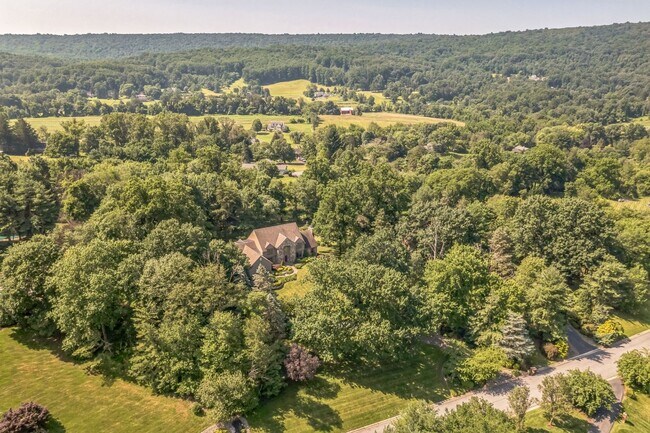 Building Photo - Spacious 5BR House in Pottstown