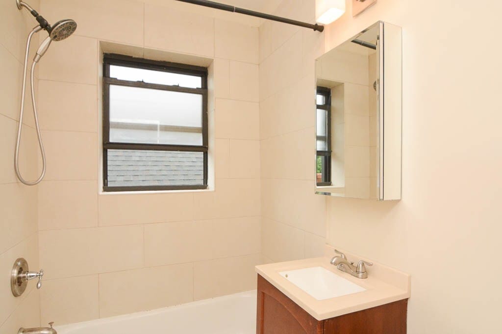 Building Photo - 4742 N Hermitage