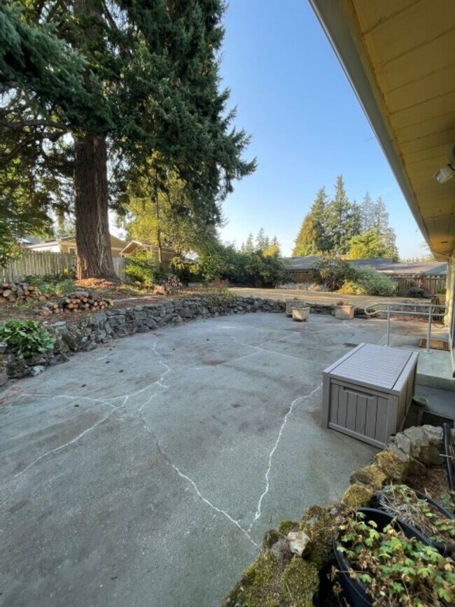 Building Photo - 3Bd/1.75Ba Shoreline House