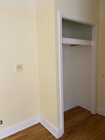 Entry Closet - 4930 N Kedzie Ave