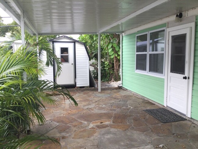 Building Photo - Updated 2 Bedroom 1 Bath Home Located in S...