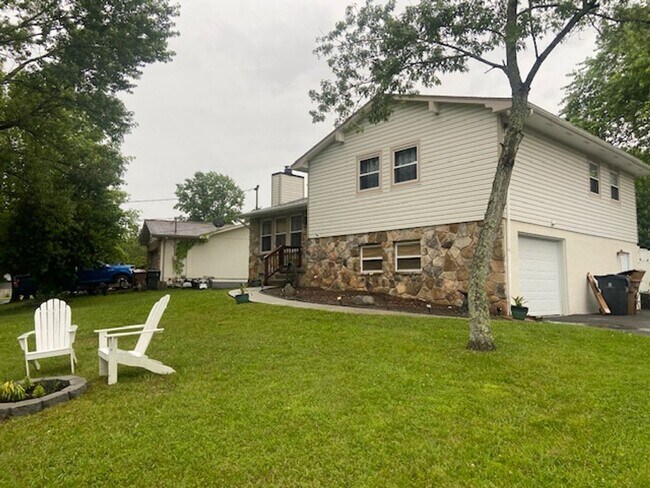 Building Photo - West Knoxville 37909 - Fully furnished Roo...