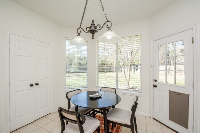 Building Photo - 14 Guinevere Pl