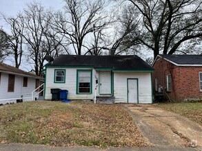 Building Photo - Spacious 3 Bedroom Home