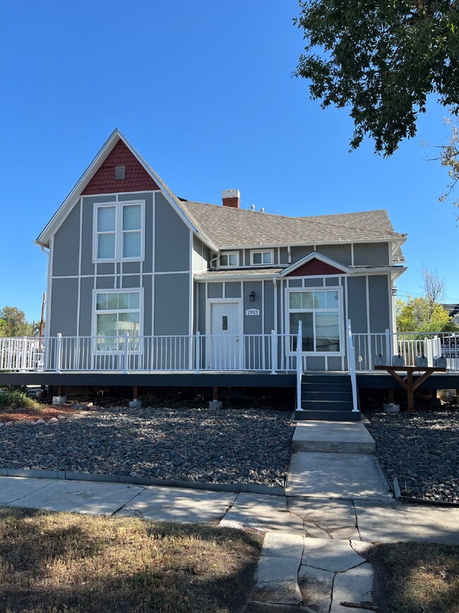 Building Photo - Price drop! Updated One Bedroom Ready!