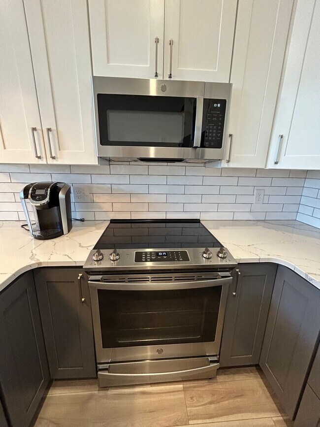 Building Photo - Beautifully Furnished 1/1 Apartment in Downtown Broad St.- $2,350