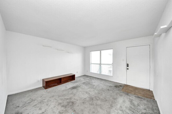 Building Photo - 8100 Creekbend Dr