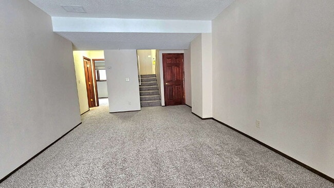 Building Photo - "Charming 3-Bed Townhouse with 2 Full Baths and Spacious 1,492 Sq Ft in Maple Grove!"