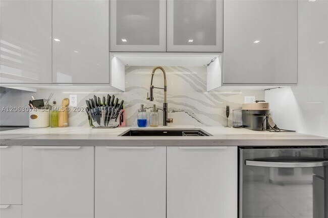 Building Photo - 18071 Biscayne Blvd