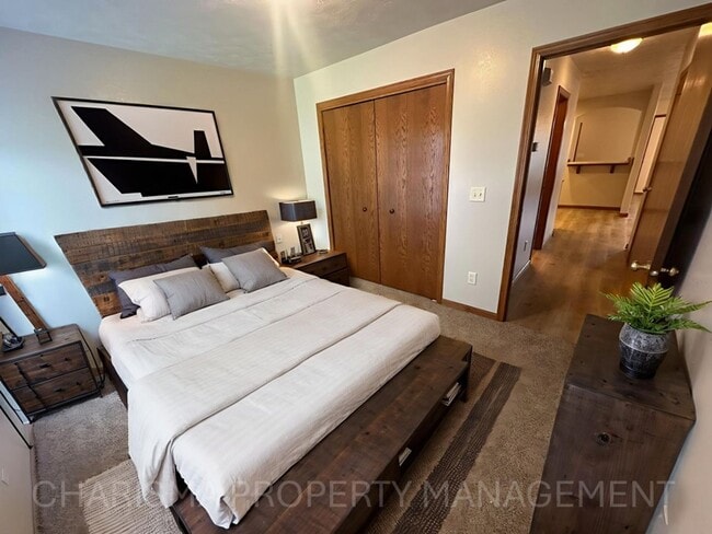 Building Photo - 2 BEDROOM, 1 BATH, NO STEPS, ATTACHED GARA...