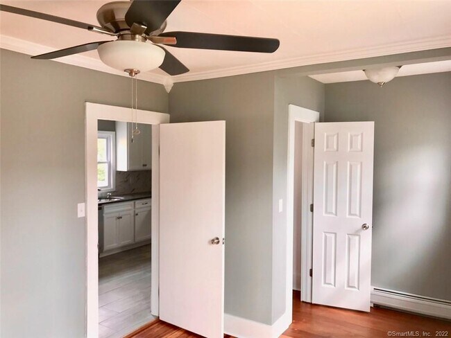 Building Photo - 15 Crofut Pl