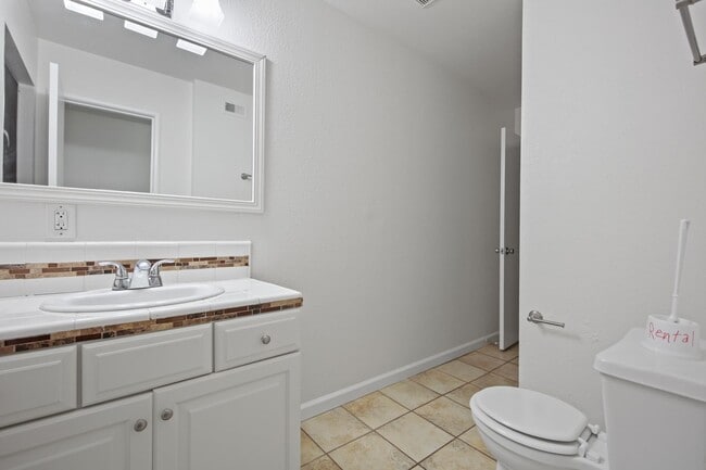 Building Photo - 3 Bedroom 2 Bathroom House For Rent!