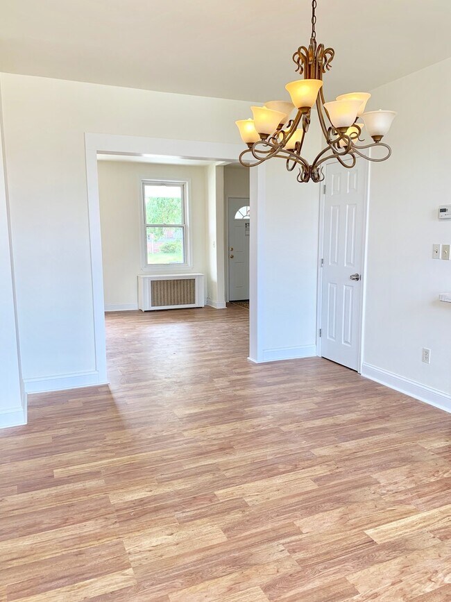 Building Photo - Bright Porch Front Home in East Baltimore