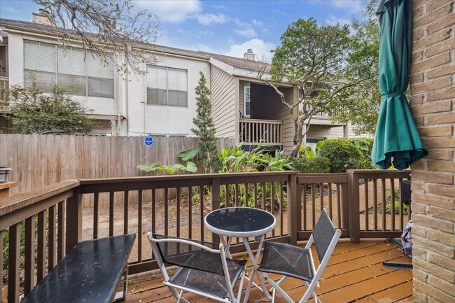 Building Photo - 2100 Tanglewilde St