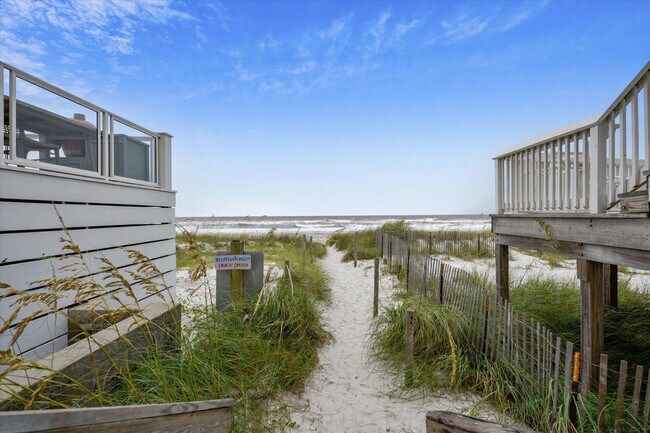 Building Photo - 4114 Holiday Dr