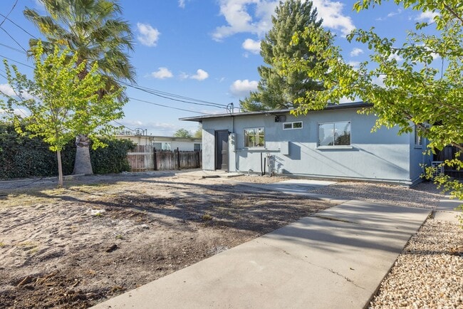 Building Photo - Creston Dr. Duplex
