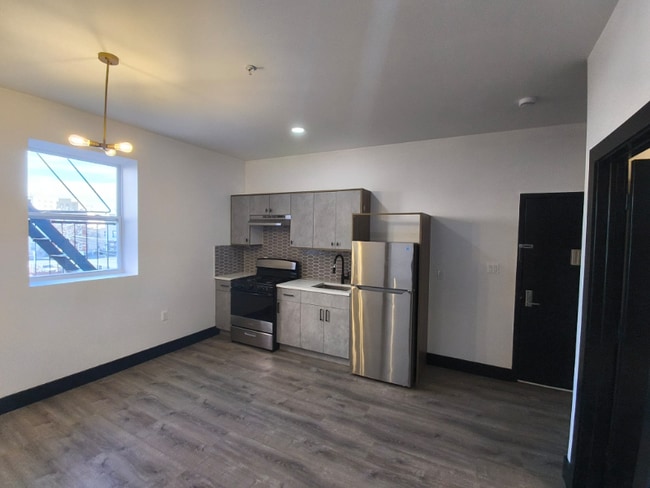 Building Photo - 11 Thomas St