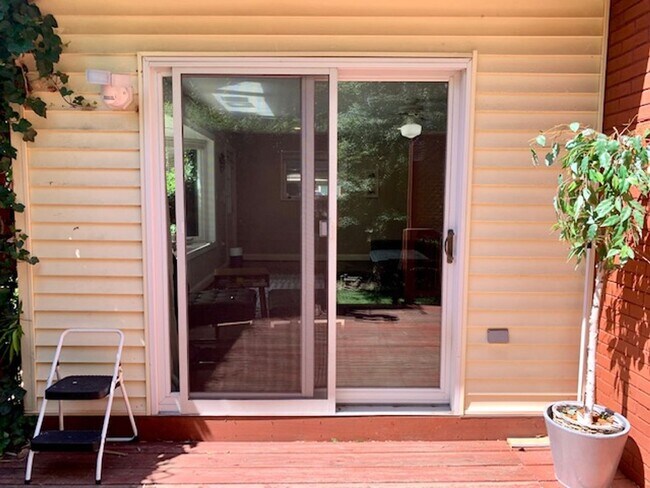 Building Photo - Light filled 2 BR plus 2 rooms, 2 FB including one in finished basement. Great location