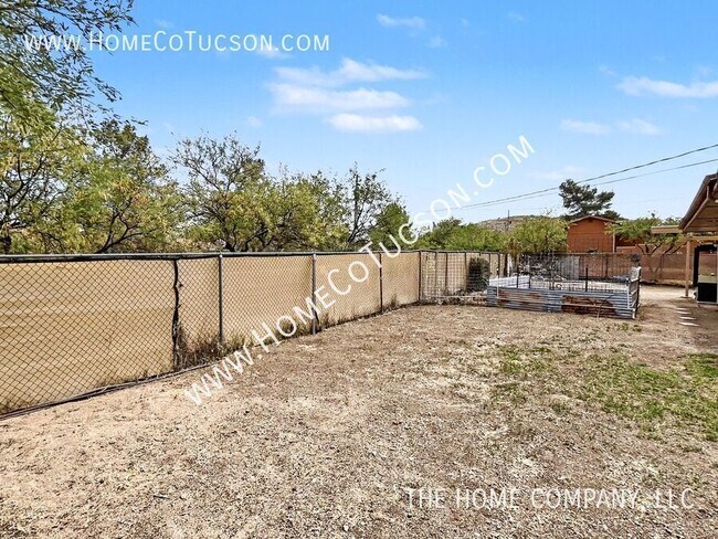 Building Photo - 2320 W Calle Grato