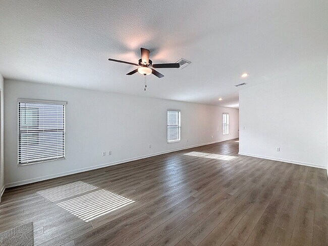 Building Photo - 1270 Ahoy Ave