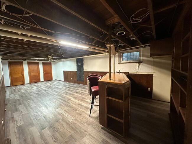 Building Photo - 5 Bed 3 Bath Home-Heat Included/Pets Allowed