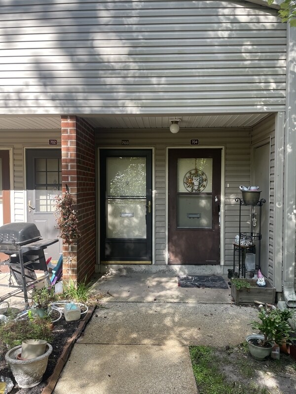 Building Photo - 703 Camelback Ct