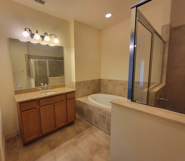 Building Photo - 4/2.5 TOWNHOME VILLA in Waterstone-Davenpo...