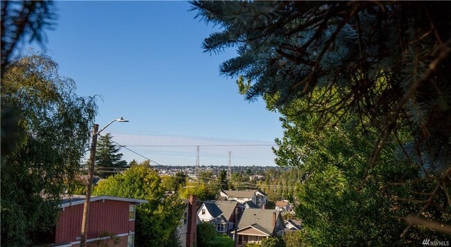 Building Photo - 3 bd 3 bath townhouse close to SPU