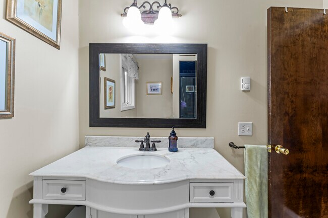 Building Photo - 8 Glenview Dr