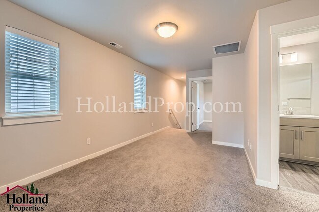 Building Photo - Gorgeous 3-Bed Hillsboro Home with a Fence...