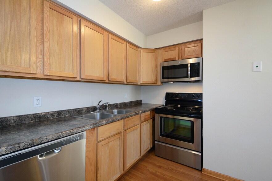 Building Photo - 2105 Hillview Road