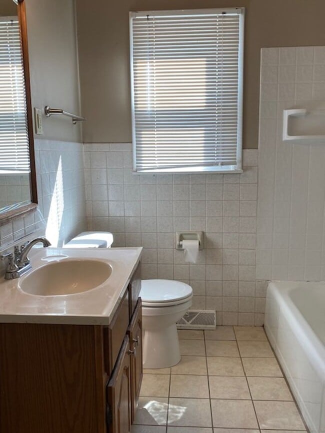 Building Photo - Great Central Location and spacious living...