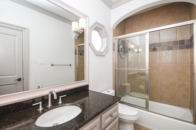 Building Photo - 2702 Tudor Manor