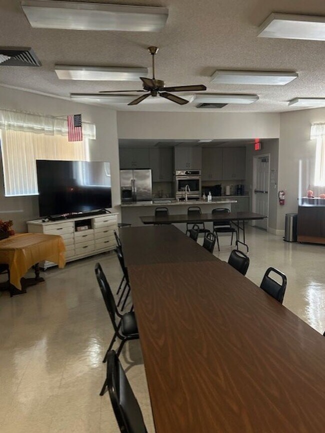 Building Photo - Well maintained 2/2 condo in 55+ community