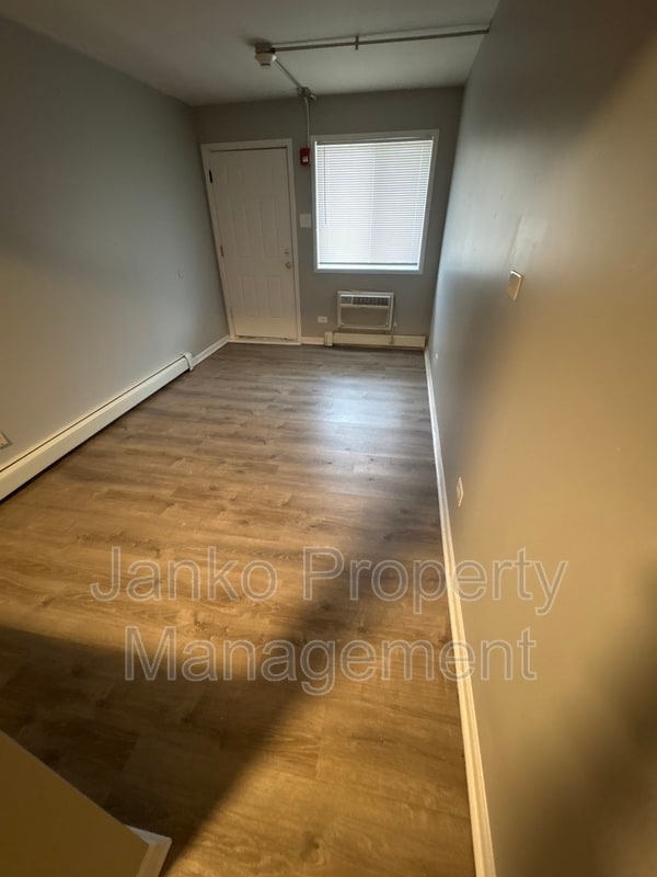 Primary Photo - 3341 Commercial Ave