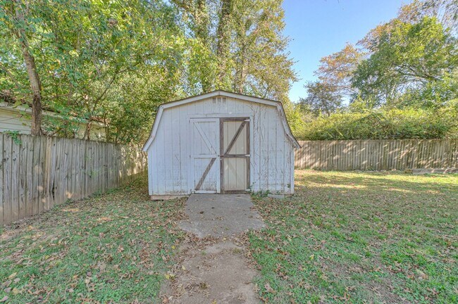 Building Photo - 1402 N Tennessee Blvd