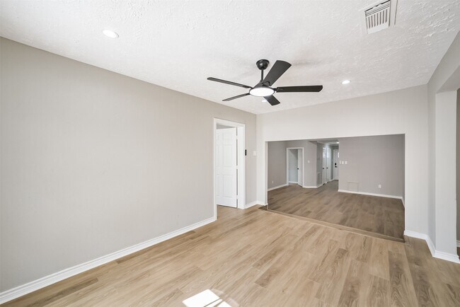 Building Photo - 10826 Thorncliff Dr