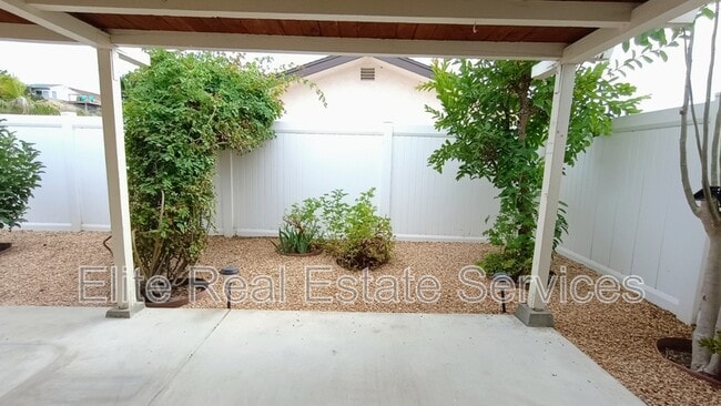 Building Photo - 255 Camino Del Cerro Grande