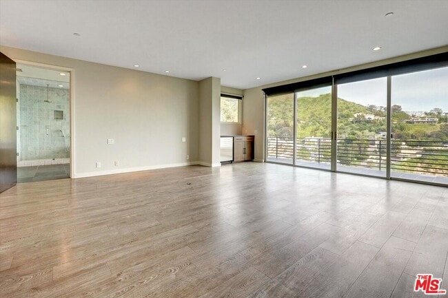 Building Photo - 3850 Rambla Orienta