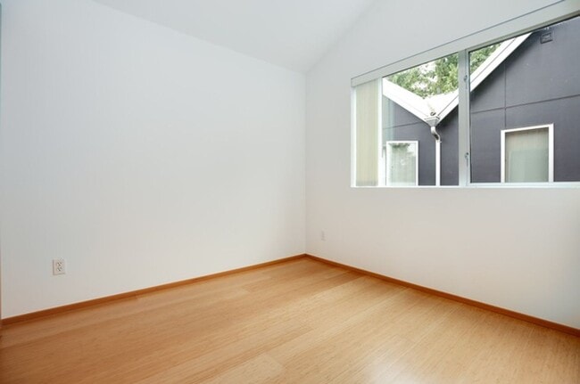 Building Photo - Stunning Modern 3 Bed / 2.5 Bath Townhome in Beautiful Maple Leaf Neighborhood