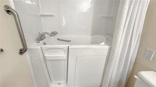 Building Photo - 475 Mount Vernon Hwy NE