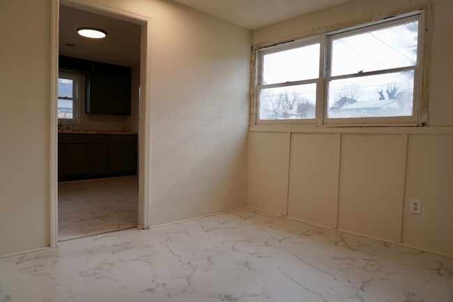 Building Photo - 405 W Main St