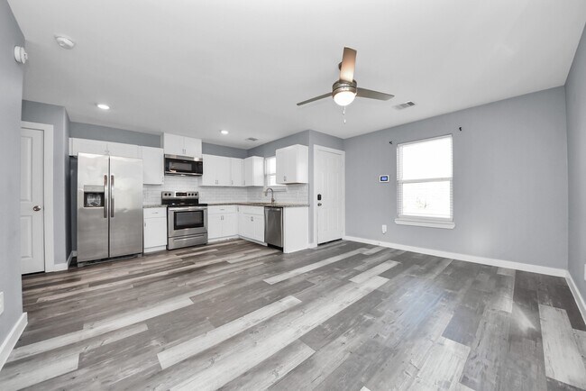 Building Photo - 618 Maple Way St