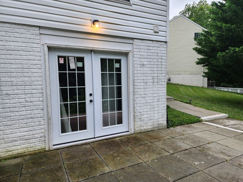 Building Photo - 9402 Trumpet Ln