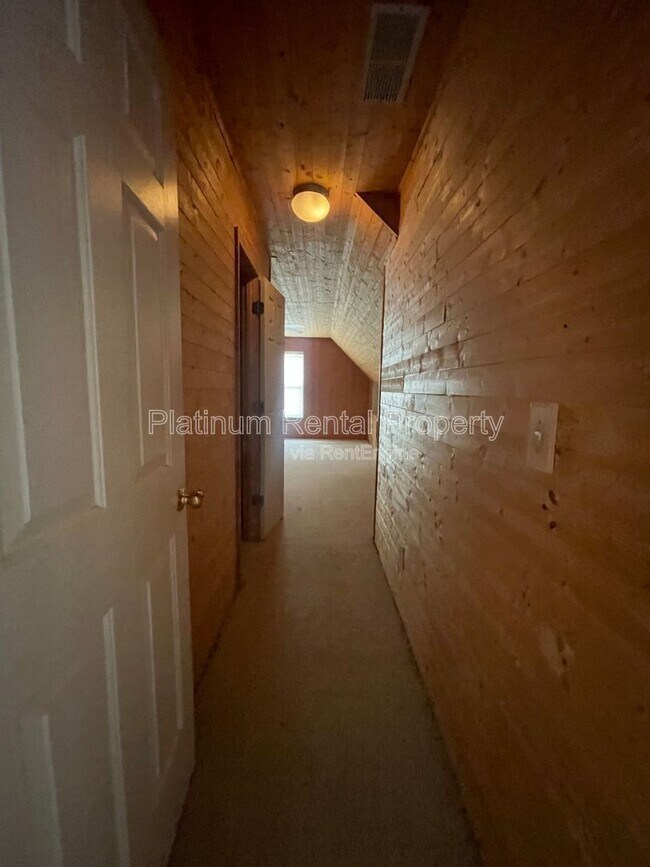 Building Photo - 475 Ellesmere Way