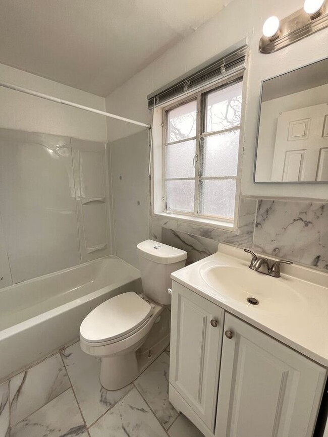 Building Photo - Charming 2-Bedroom Duplex Home / Pet-Frien...
