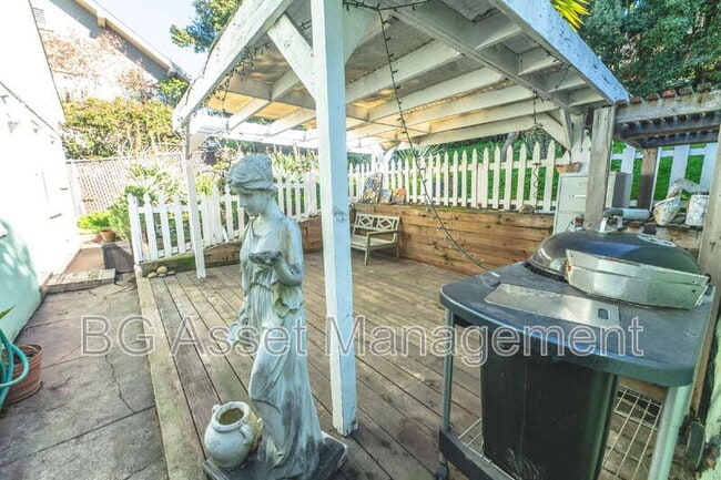 Building Photo - 3808 Lakeshore Ave